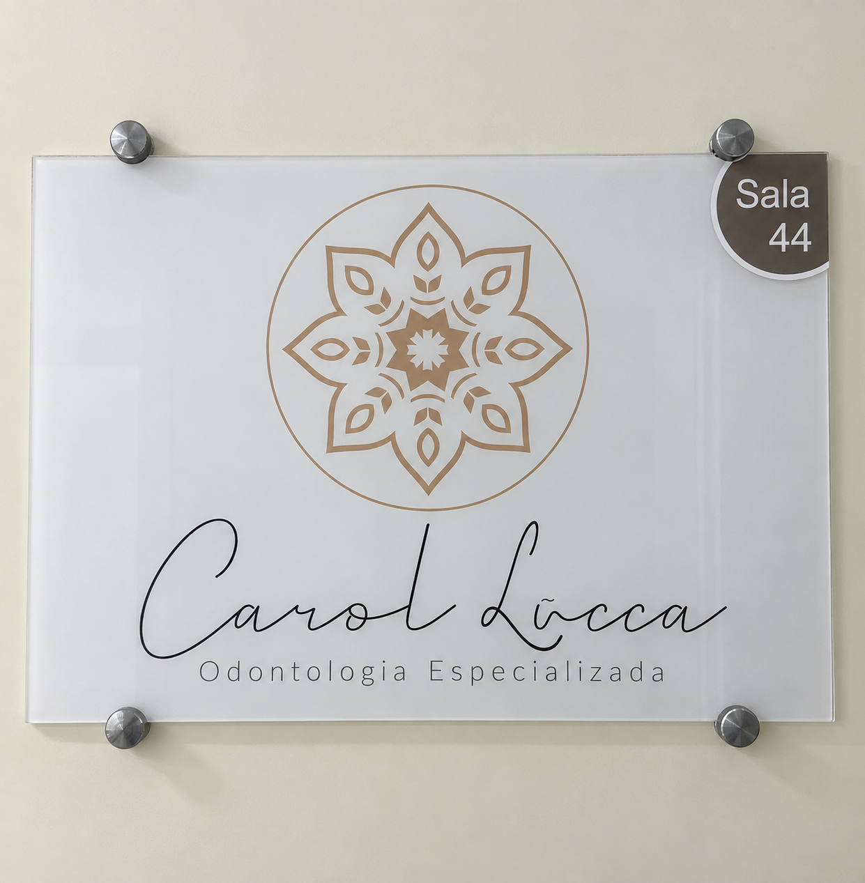 Placa com a logo Carol Lucca e identificação da Sala 44